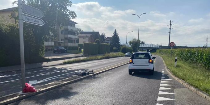 Bei der Kollision stürzte die Zweiradlenkerin zu Boden. Zuger Polizei