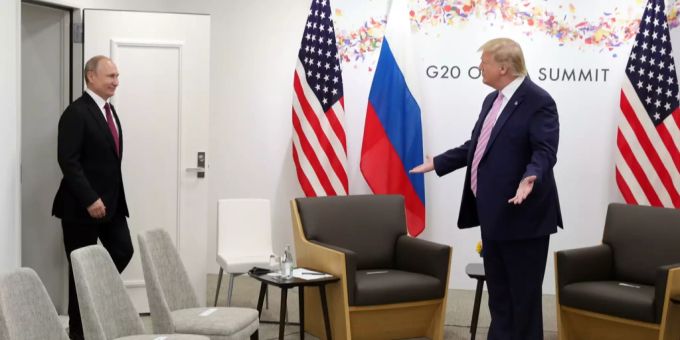 Donald Trump traf Wladimir Putin am Rande des G20-Gipfels in Japan im Jahr 2019. Donald Trump Wladimir Putin