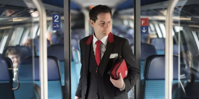 Ein Billet-Kontrolleur geht durch einen SBB-Wagen. SBB