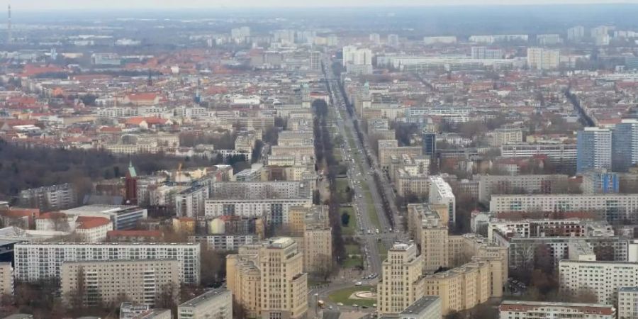 In Berlin sind als einziger Ballungsraum in Deutschland die geforderten Wohnungsmieten im mittleren Segment 2020 angestiegen im Vergleich zu 2019. Foto: Soeren Stache/dpa-Zentralbild/dpa