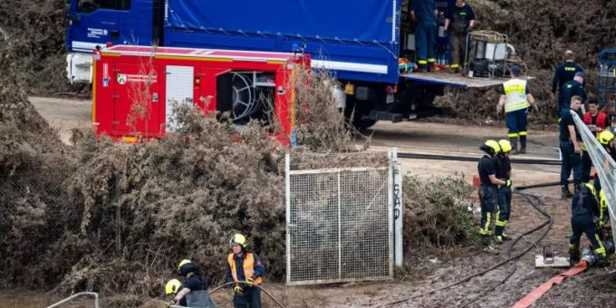 Helfer von Feuerwehr und Technischem Hilfswerk (THW) pumpen Wasser aus einem Regenrückhaltebecken ab, in dem sich noch Fahrzeuge befinden sollen. Foto: Marius Becker/dpa Helfer von Feuerwehr und Technischem Hilfswerk (THW) pumpen Wasser aus einem Regenrückhaltebecken ab, in dem sich noch Fahrzeuge befinden sollen. Foto: Marius Becker/dpa