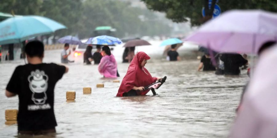 In Zhengzhou standen die Strassen unter Wasser.