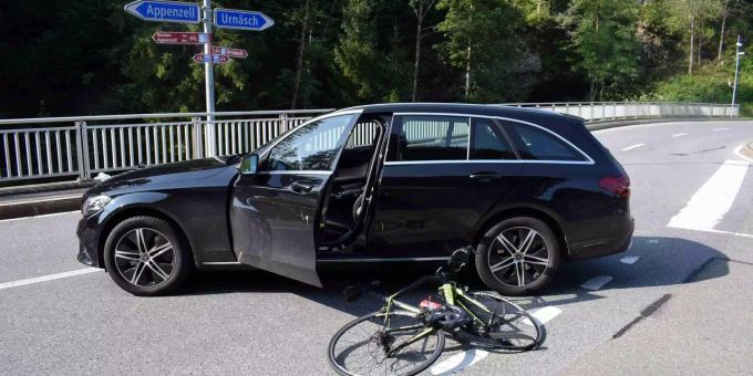 Die verletzte Velofahrerin wurde mit dem Hubschrauber ins Spital geflogen werden.