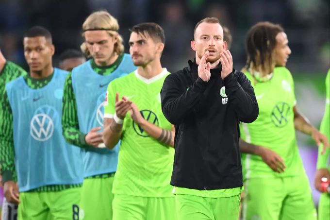 Wolfsburgs Maximilian Arnold (vorne) und seine Teamkollegen nach dem Spiel. Wolfsburg