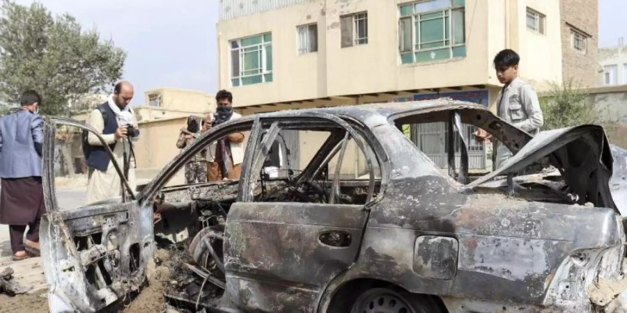 Ein durch den Raketenangriff zerstörtes Auto in Kabul. Foto: Khwaja Tawfiq Sediqi/AP/dpa