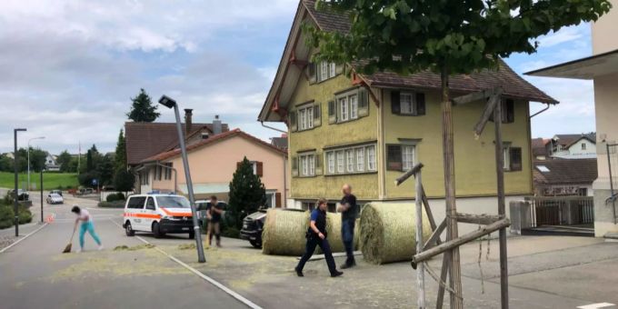 Ein 30-jähriger Mann hat auf der Dorfstrasse ab dem Anhänger seines Traktors vier Heuballen verloren.