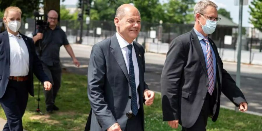 Bundesfinanzminister Olaf Scholz (SPD, 2.v.r), wird in Washington von Personenschützern des BKA begleitet. Foto: Bernd von Jutrczenka/dpa