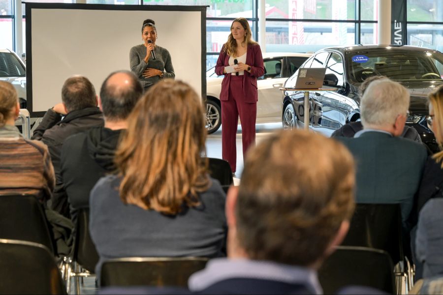 Mujinga Kambundji und Michelle von Gunten referieren zum Thema Elektromobilität.