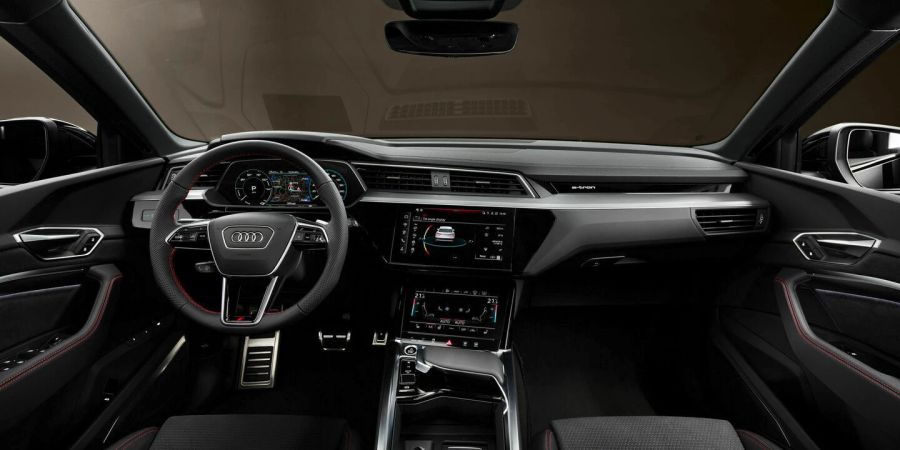 Sportlich-edel: Das Cockpit des Audi Q8 e-tron Edition Dakar.  Clever: Das Bediensystem MMI in der Mittelkonsole gibt dem Fahrer Auskunft über den Neigungswinkel des Fahrzeuges.
