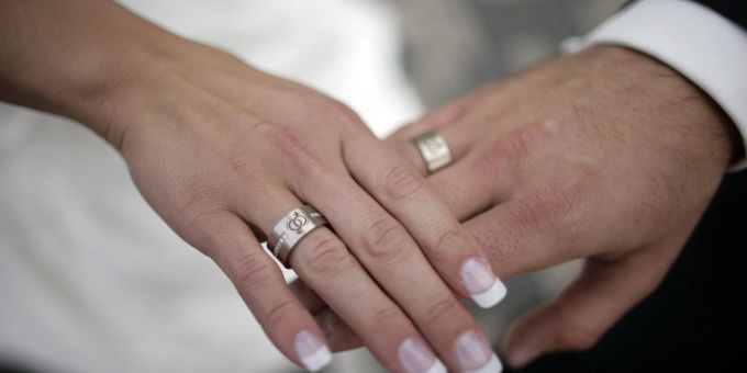 Zwei frisch Vermählte legen nach der kirchlichen Trauung. Zwei frisch Vermählte legen nach der kirchlichen Trauung.