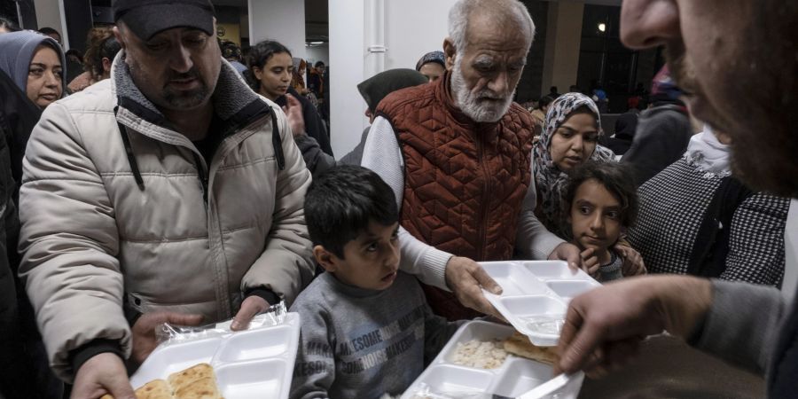 Aid for people in Diyarbakir after major earthquake