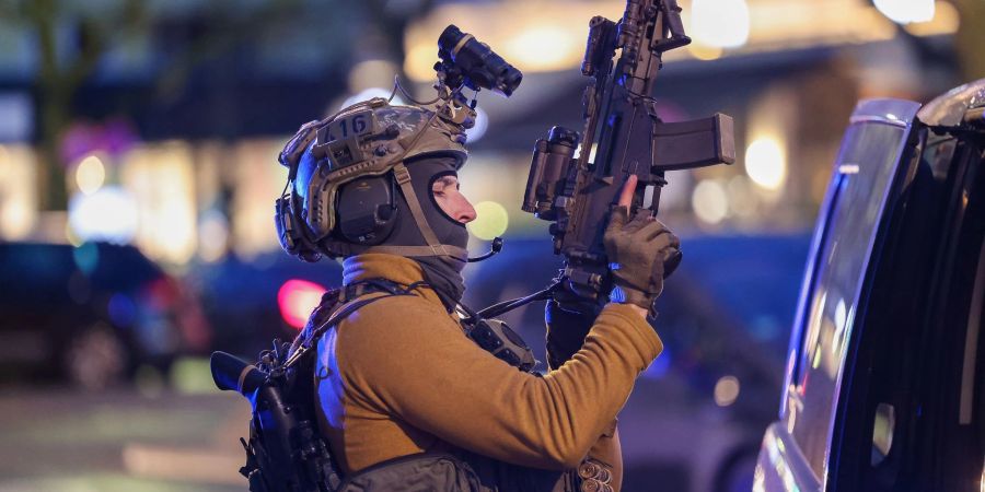 Ein schwer bewaffneter Polizist ist in Berlin-Charlottenburg im Einsatz.