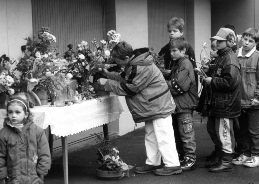 Die Trauergemeinde erweist dem 13-jährigen Schüler, der in Degersheim von einem 14-Jährigen erstochen wurde, am 11. Februar 1997 die letzte Ehre.