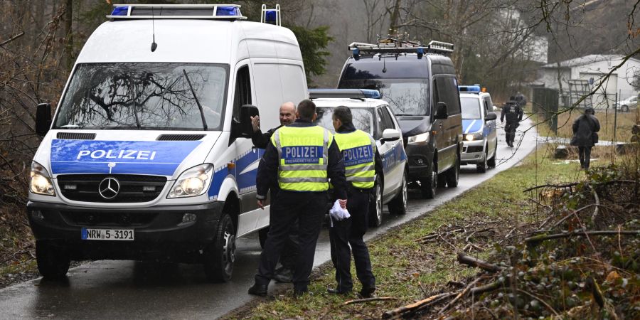 Polizisten suchen am Fundort des getöteten Mädchens nach weiteren Hinweisen.