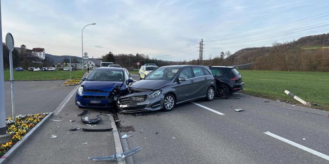 Kollisionsunfall in Veltheim zwischen drei Autos.