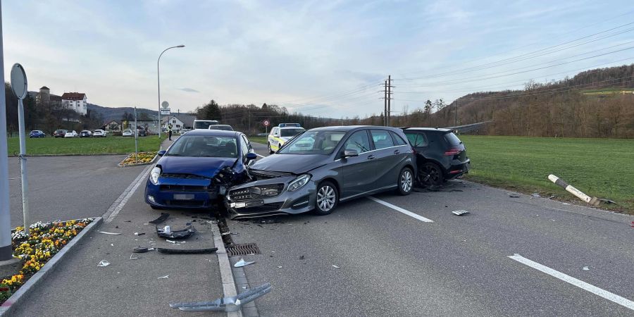 Kollisionsunfall in Veltheim zwischen drei Autos.