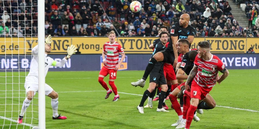 Augsburgs Fredrik Jensen (2.v.l) traf nach einer Kopfballverlängerung von Jeffrey Gouweleeuw (r) zum 1:0.