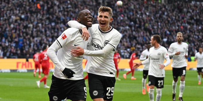 Frankfurts Torschütze Randal Kolo Muani (l) und Jesper Lindström jubeln nach dem Tor zum 1:0 gegen Hertha am 4. Februar 2023. Eintracht Frankfurt