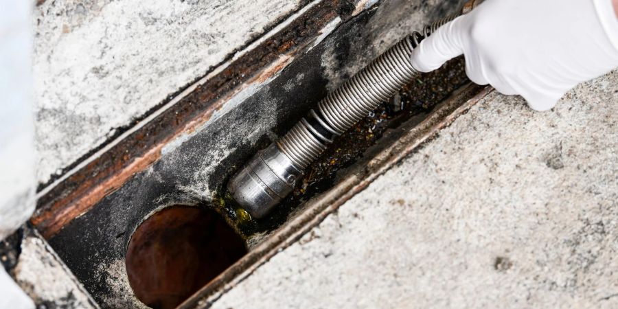 Rohr kaputt? Dann sind in der Regel fachkundige Hände gefragt.