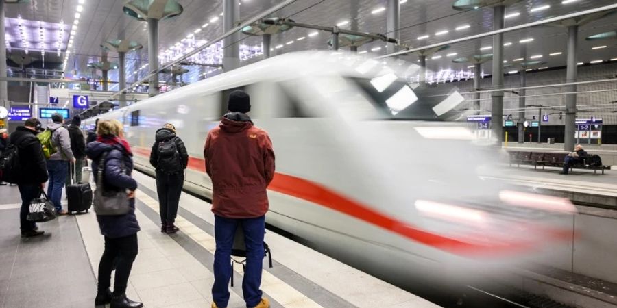 ICE in einem Bahnhof