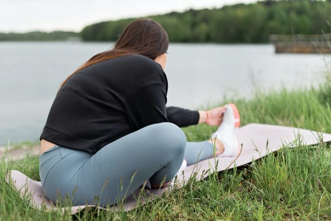 Hauptsache anfangen: Das ist das Einstiegsmotto zum Sport für Menschen mit starkem Übergewicht. Sport Mensch Übergewicht Frau