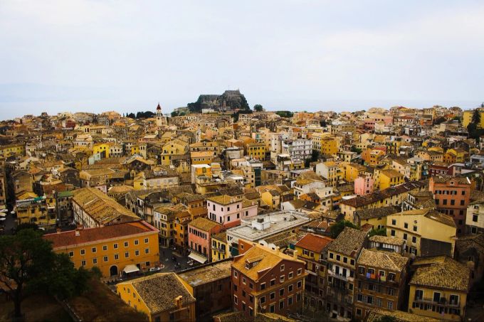 Die historische Altstadt von Kerkyra – wie die Korfioten ihre Hauptstadt nennen – wurde 2007 zum UNESCO-Weltkulturerbe ernannt. Ferien auf Korfu