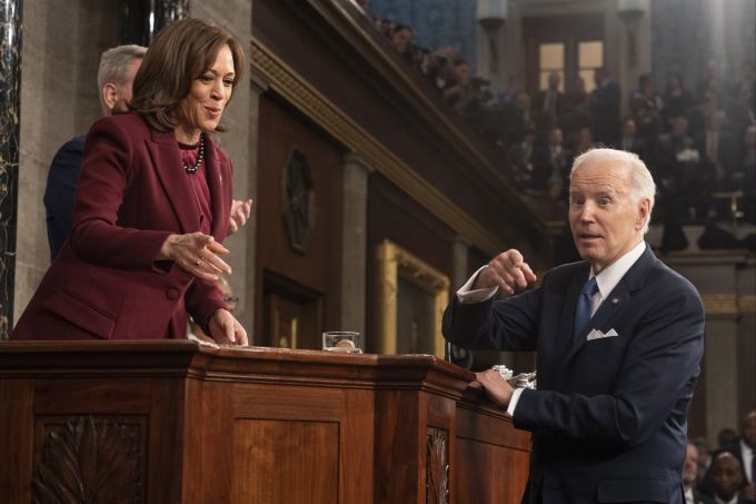 US-Präsident Joe Biden (R) spricht mit Vizepräsidentin Kamala Harris (L) nach der Rede zur Lage der Nation. Joe Biden