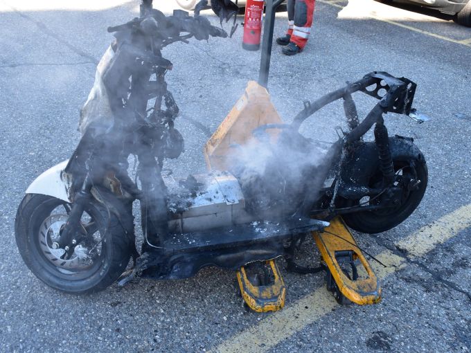 Ein Elektromotorrad fing an zu brennen. Ein Elektromotorrad fing an zu brennen.