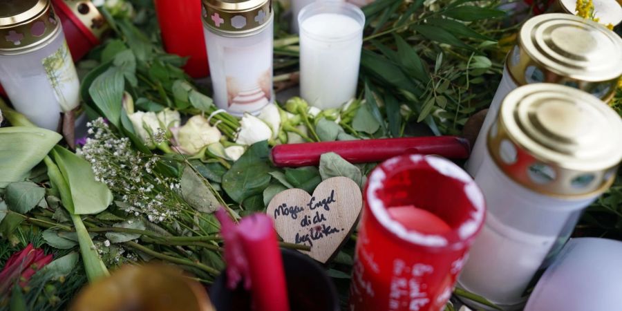 Bei einer Messerattacke in einem Regionalzug von Kiel nach Hamburg waren in Brokstedt zwei junge Menschen getötet und fünf verletzt worden.