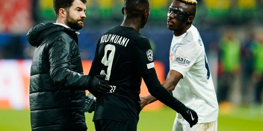 Der Frankfurter Randal Kolo Muani (M.) sah gegen Neapel die Rote Karte.
