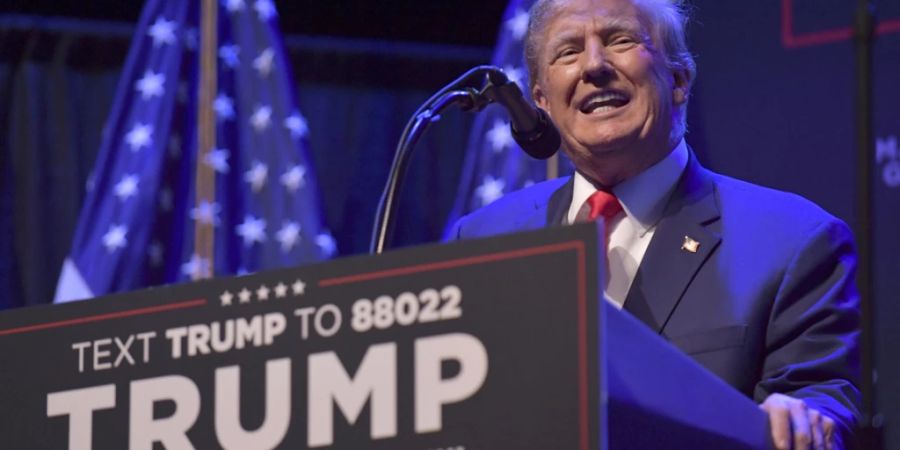 Donald Trump spricht bei einer Wahlkampfveranstaltung in Davenport, Iowa. Foto: Ron Johnson/AP/dpa