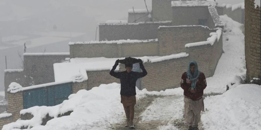 Kältester Winter seit Jahren: zwei Männer in Kabul