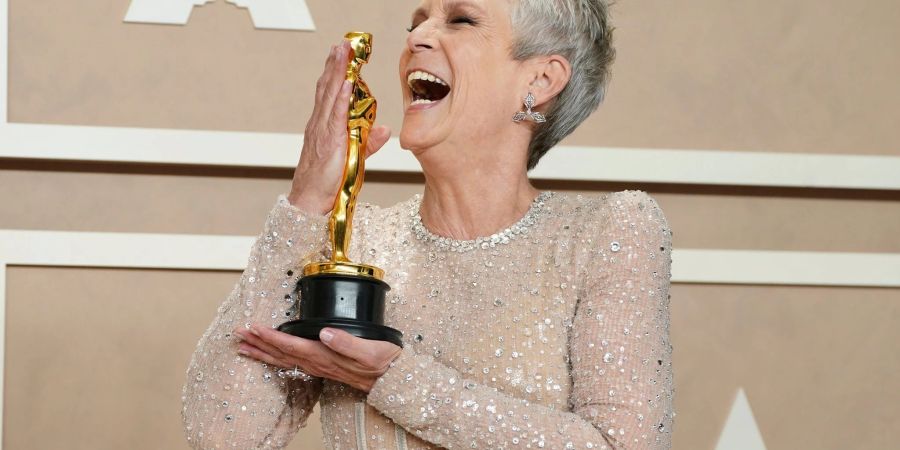 Schauspielerin Jamie Lee Curtis mit dem Oscar für die beste Leistung als Nebendarstellerin.