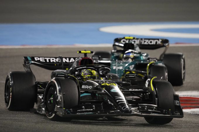 Lewis Hamilton (Mercedes) vor Fernando Alonso (Aston Martin) beim Bahrain-GP der Formel 1. Lewis Hamilton Formel 1