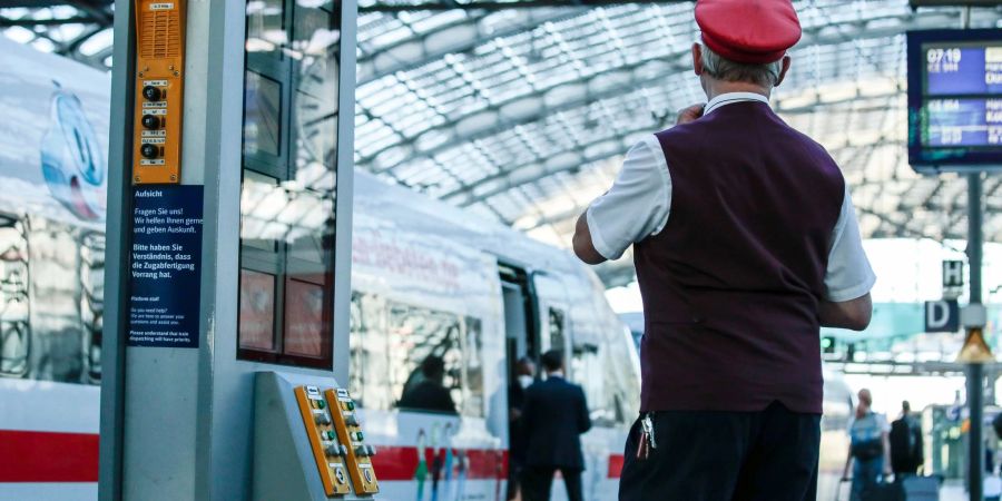 Die Eisenbahn- und Verkehrsgewerkschaft EVG hat sich noch nicht konkret auf mögliche Warnstreiks im Tarifkonflikt mit der Deutschen Bahn (DB) und weiteren Unternehmen der Branche festgelegt.