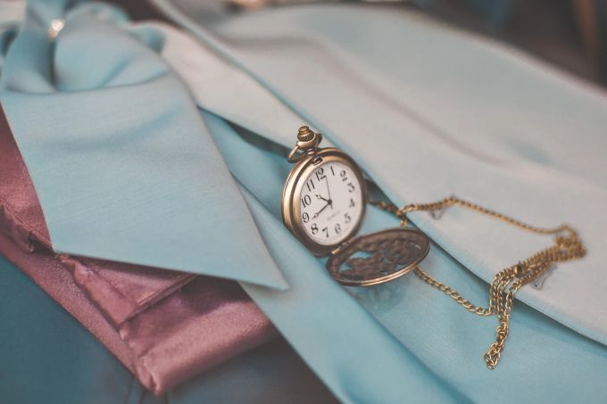 Liegt die Taschenuhr im eher niedrigen Preissegment, ist beispielsweise ein Flohmarkt ein guter Absatzort für sie. Taschenuhr Preissegment Flohmarkt Absatzort
