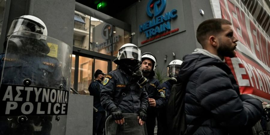 Protest vor dem Sitz des Bahnbetreibers Hellenic Train