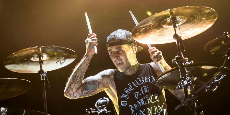 Zu heftig getrommelt: Drummer Travis Barker von Blink-182 musste am Finger operiert werden.