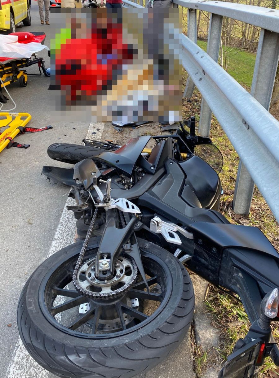 Kienberg: Junger Motorradlenker wird bei Selbstunfall schwer verletzt