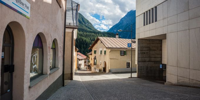 Die Bagnera Seitenstrasse im alt-Engadiner Dorfkern von Scuol. Die Bagnera Seitenstrasse im alt-Engadiner Dorfkern von Scuol.