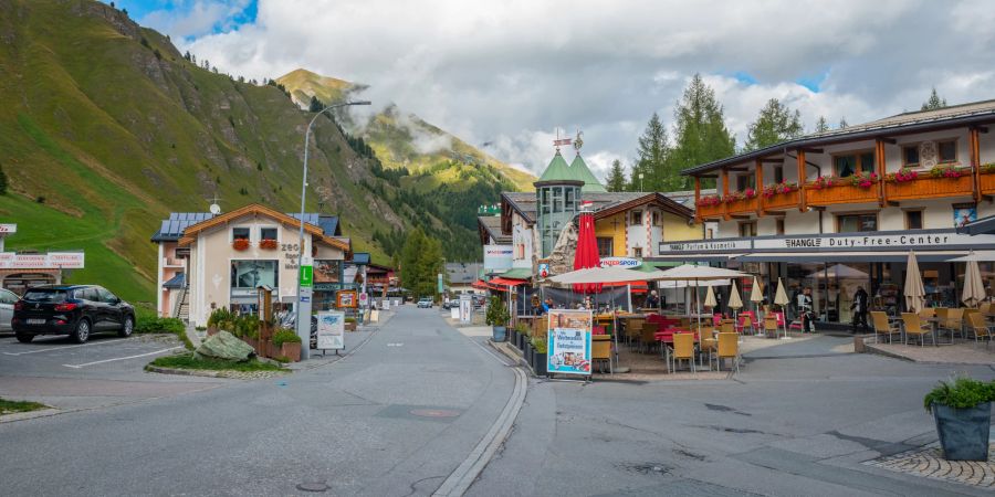 Das Dorf Samnaun im Spätsommer. Es liegt in der Region Engiadina Bassa/Val Müstair im Kanton Graubünden.