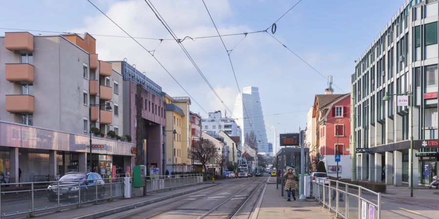 Die Hauptstrasse in Birsfelden. Die Nähe zur Stadt Basel und die gute ÖV-Anbindung machen Birsfelden zur attraktiven Wohngemeinde.