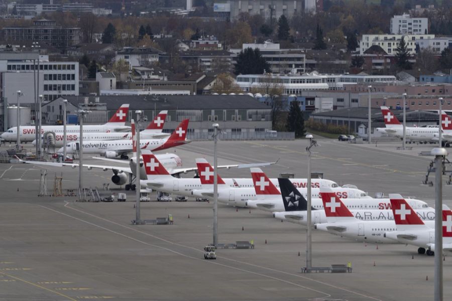 Flugzeuge der Swiss stehen in Zürich. Seit Monaten ringt die Fluggesellschaft mit der Gewerkschaft kapers um einen neuen Gesamtarbeitsvertrag.