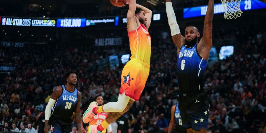 Angesetzt zum Dunking: Jayson Tatum (l) überspringt LeBron James.