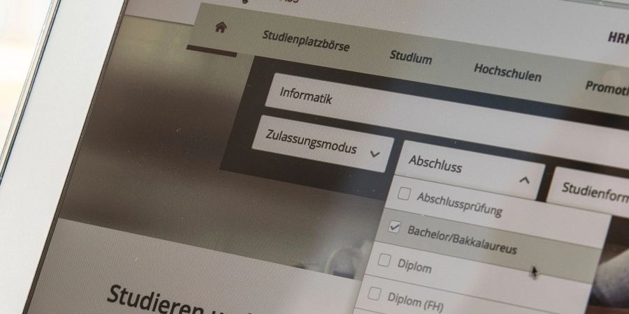 Auf der Studienplatzbörse der Hochschulrektorenkonferenz können Interessierte nach freien Plätzen fürs Sommersemester suchen.