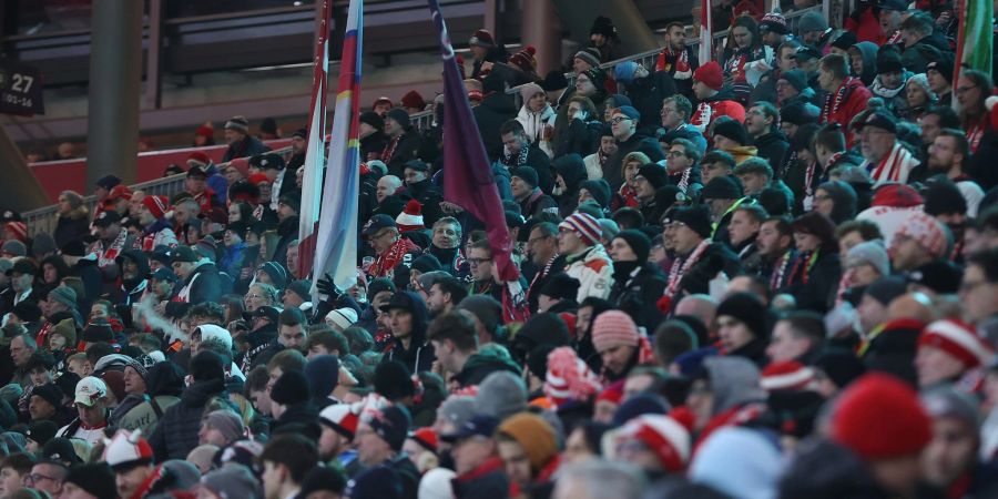 Leipzigs Fans verfolgen ruhig die Partie. Beim DFB-Pokalspiel hat es vor dem Stadion einen medizinischen Notfall gegeben. Die grosse Mehrheit der Zuschauer stellte aufgrund des Vorfalls die Unterstützung ein, im Stadion herrschte gebannte Stille.