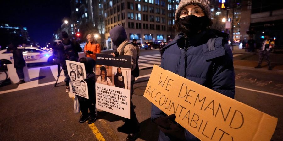 Nach dem Tod von Tyre Nichols protestieren Demonstranten in Washington gegen Polizeigewalt. Der 29-jährige Schwarze wurde am 7. Januar 2023 von Polizisten in Memphis totgeprügelt.