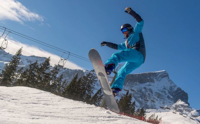 Bezeichnungen hin oder her: Scheint die Sonne und ist der Schnee griffig, ist es ein guter Pistentag. Schnee Piste Pulver Snowboardfahrer