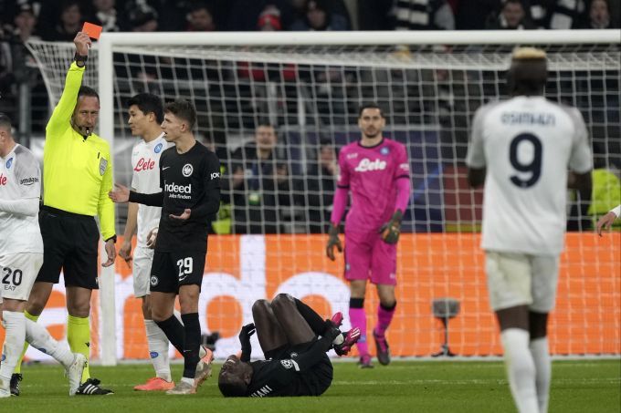 Randal Kolo Mouani (Eintracht Frankfurt) sieht im Spiel gegen Napoli in der Champions League Rot. Champions League Eintracht Napoli