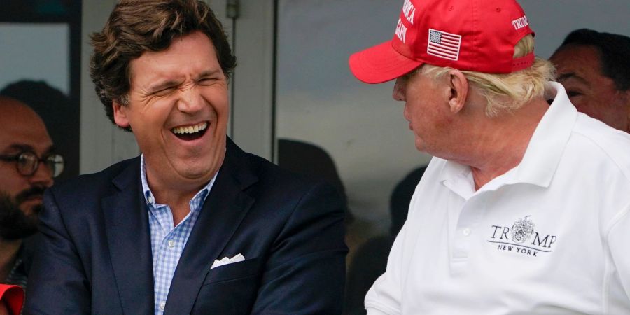 Ziemlich beste Freunde? Fox-News-Moderator Tucker Carlson (l), und Ex-Präsident Donald Trump vergnügen sich auf Trumps Golfkurs im US-Bundesstaat New Jersey.